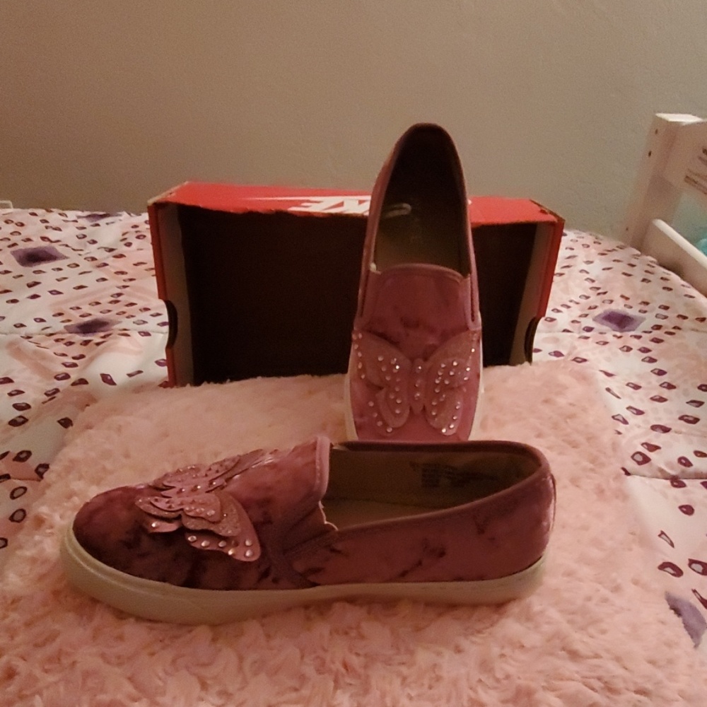 Shoes - Picture 2 of 3